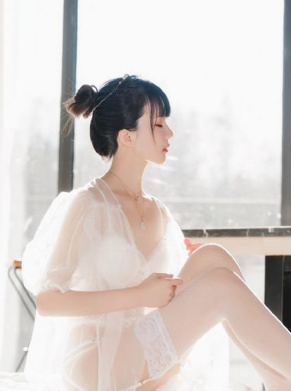 天降女子从二楼掉下来了