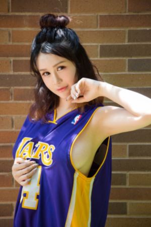 隔着衣服轻揉她的胸